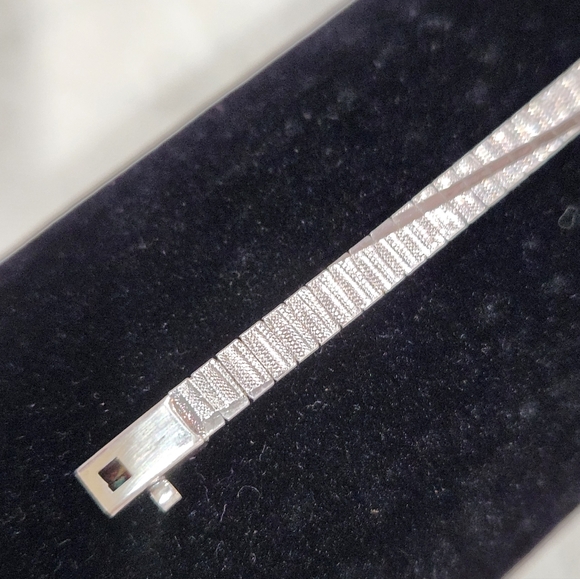 Sterling Silver Omega Chain Design w/Diagonal Diamond Cuts Bracelet - Picture 4 of 8